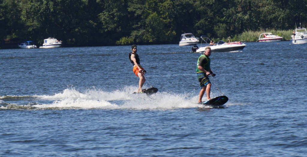 Sascha-and-I-riding-the-EWAKE-Jetboard-2048x1050