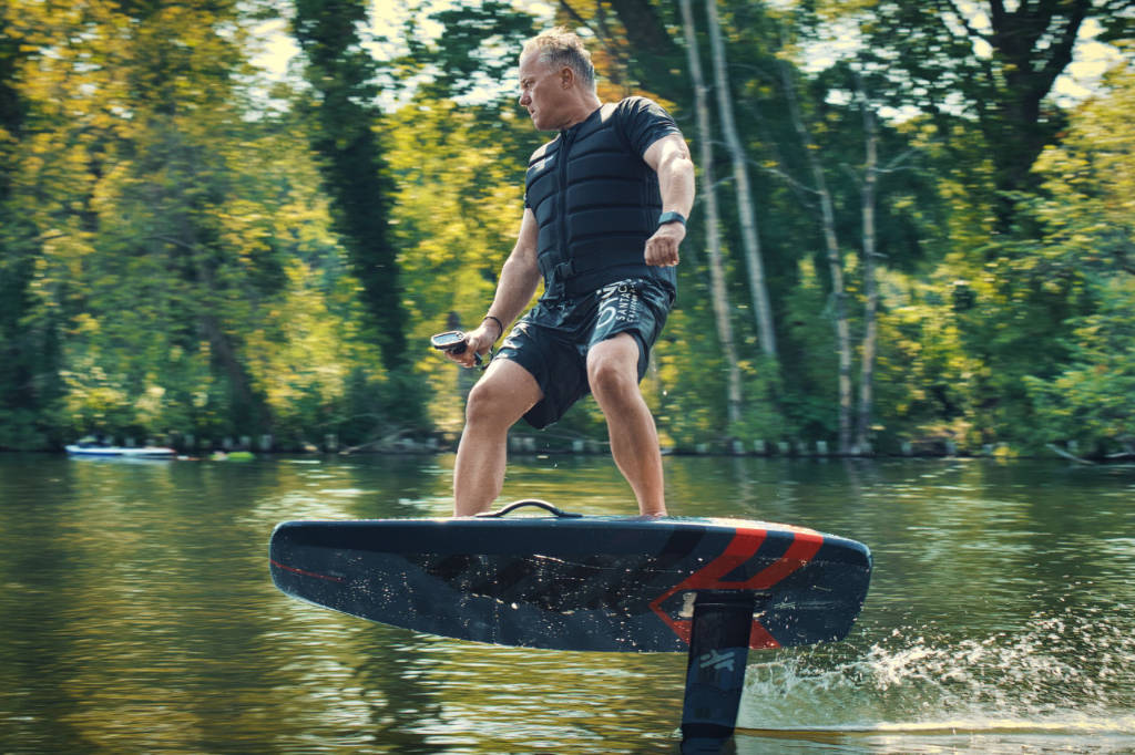 Andreas von E-SURFER auf dem Audi eFoil