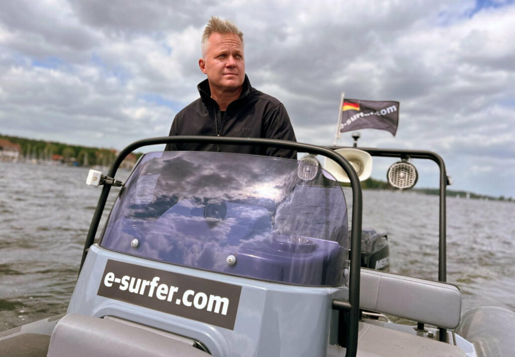 How to eFoil - E-Surfer instructor boat