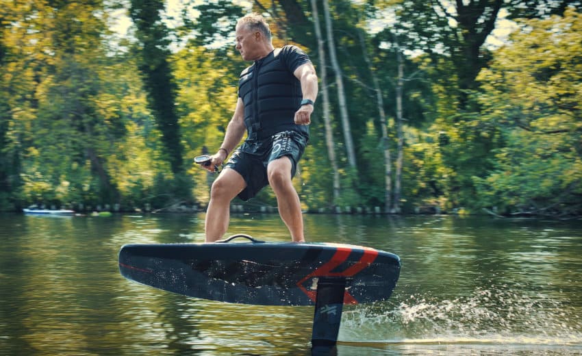 Andreas (E-SURFER) auf dem Audi e-tron foil - efoil