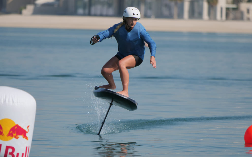 Agnes Wicander beim eFoil Racing League Stop in Dubai
