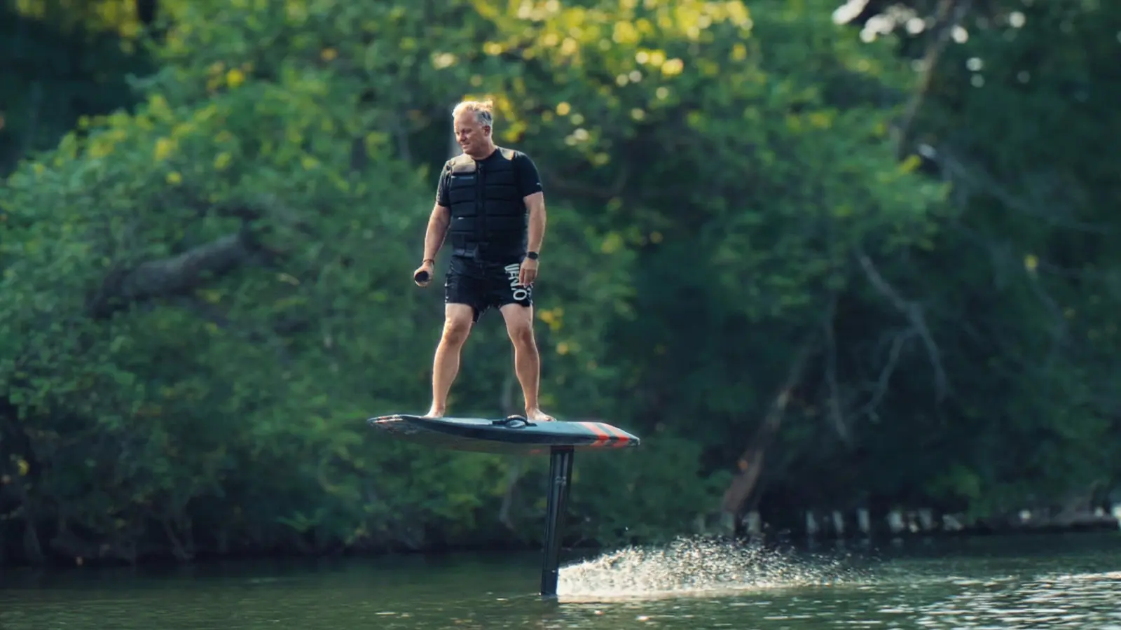 Andreas Lakeberg of E-SURFER riding an Audi e-tron foil Performance eFoil, flying above the water on a long mast