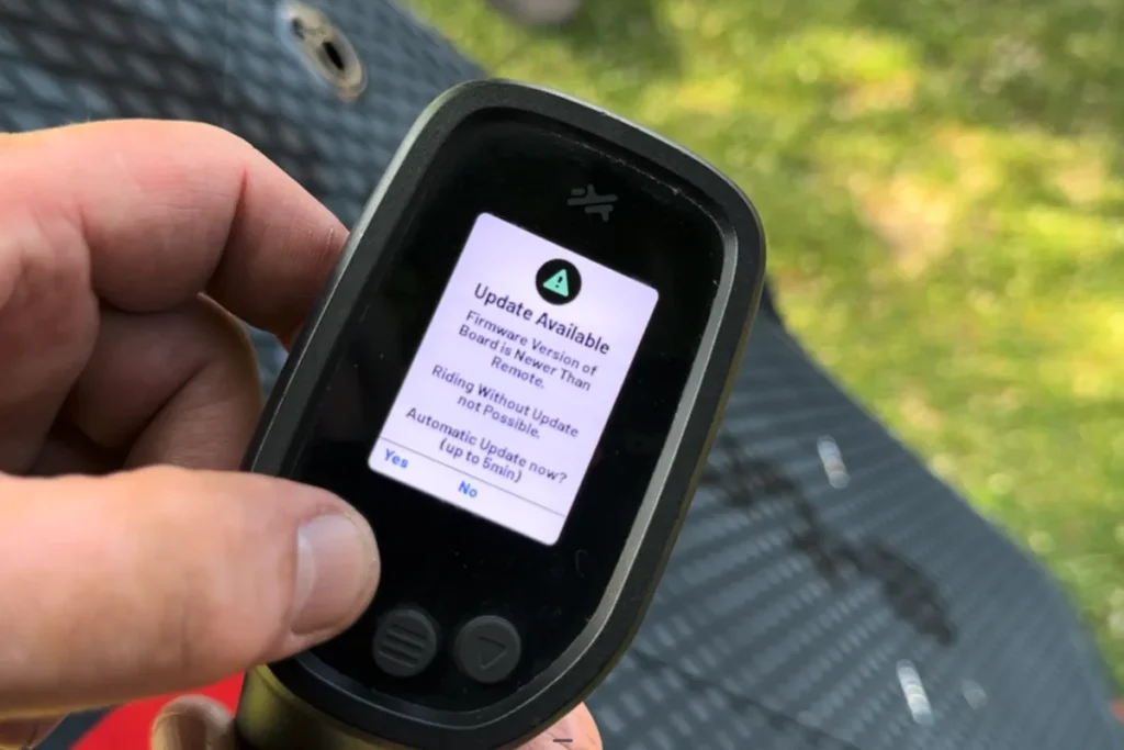 eFoil Doctor — Aerofoils-Fernbedienung mit der Warnmeldung „Update Available“ am See
