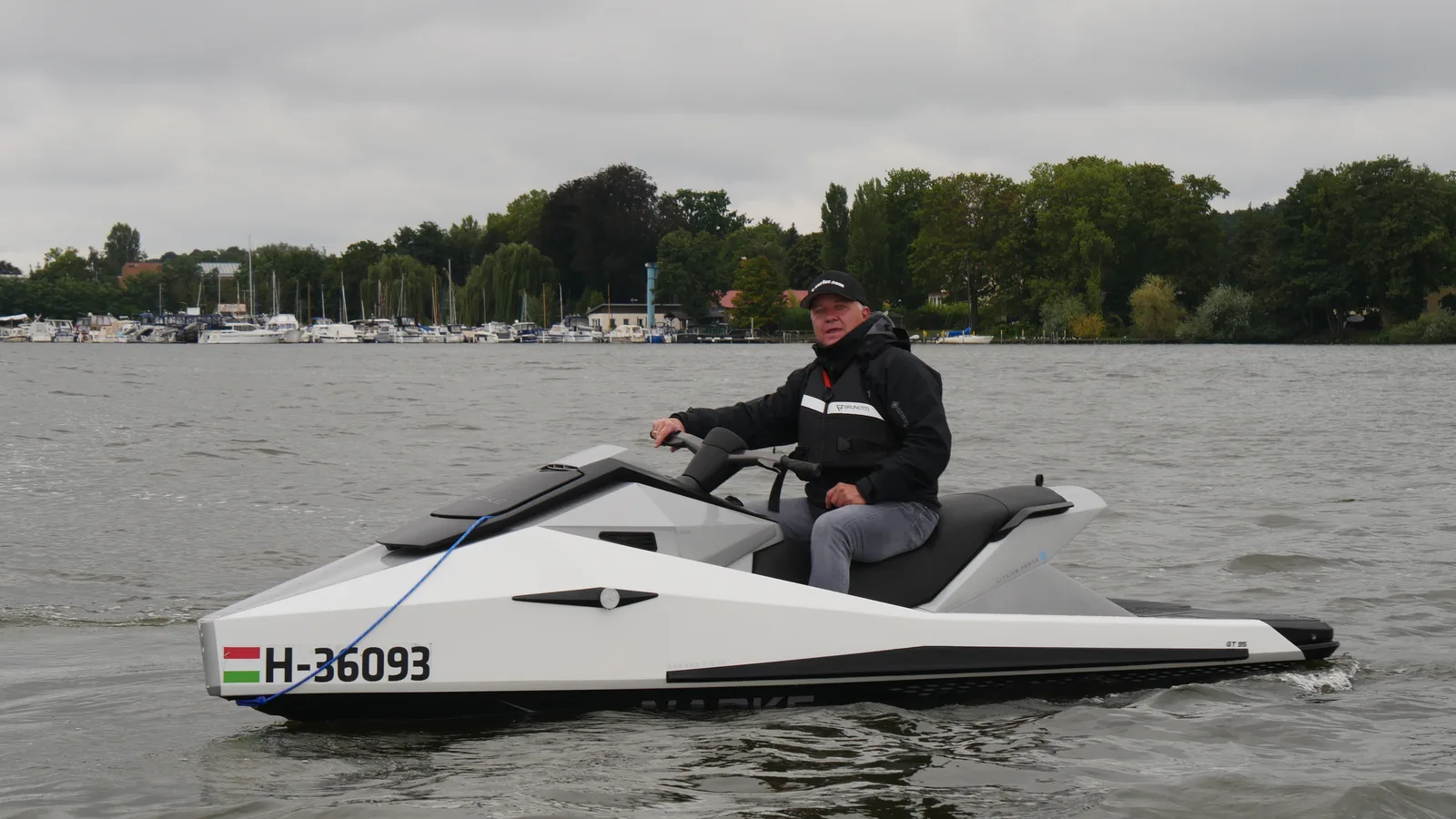Electric jet ski Narke Electrojet GT95 with Andreas Lakeberg of E-SURFER on a lake near Berlin