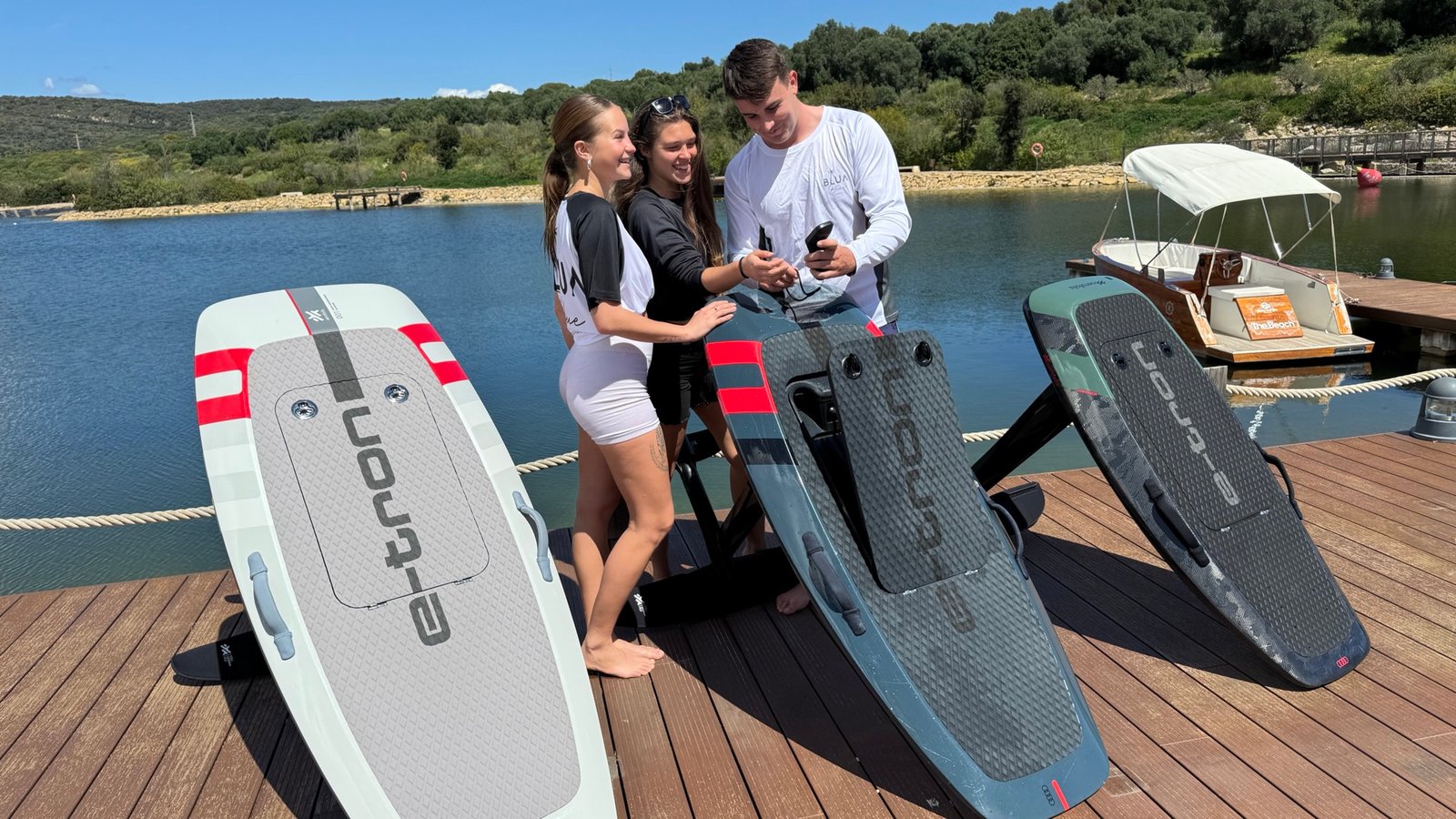 eFoil-Station von Blua Blue am Steg des Sees im La Reserva Club Sotogrande