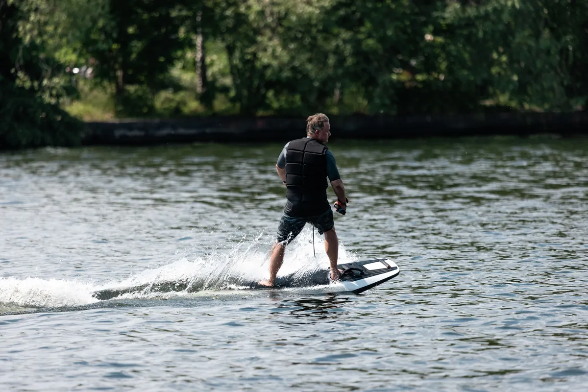eFoil negli Stati Uniti — jetboard elettrico a confronto con l'eFoil